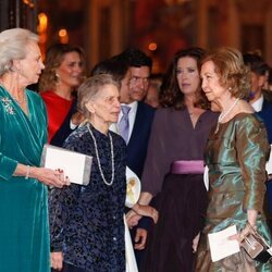 Benedicta de Dinamarca, Irene de Grecia y la Reina Sofía hablando en la boda de Felipe de Grecia y Nina Flohr