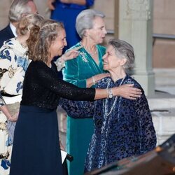La Infanta Elena e Irene de Grecia se saludan en la boda de Felipe de Grecia y Nina Flohr