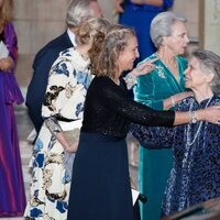 La Infanta Elena e Irene de Grecia se saludan en la boda de Felipe de Grecia y Nina Flohr