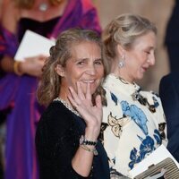 La Infanta Elena saluda muy sonriente en la boda de Felipe de Grecia y Nina Flohr