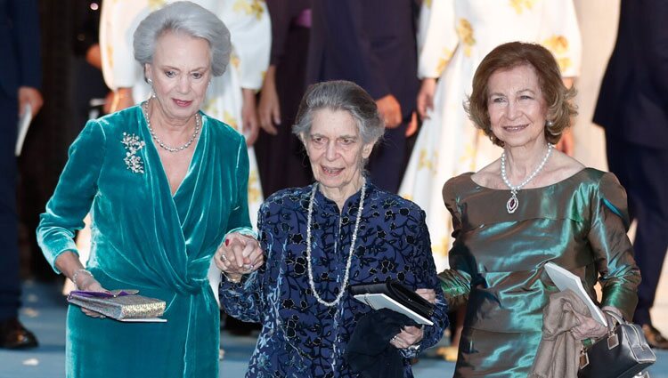 Benedicta de Dinamarca, Irene de Grecia y la Reina Sofía en la boda de Felipe de Grecia y Nina Flohr