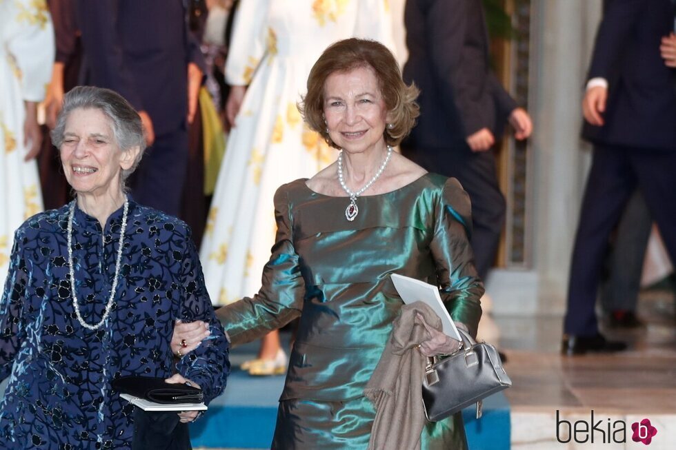 La Reina Sofía, del brazo de Irene de Grecia en la boda de Felipe de Grecia y Nina Flohr