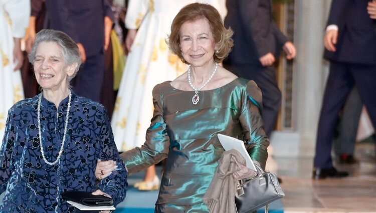 La Reina Sofía, del brazo de Irene de Grecia en la boda de Felipe de Grecia y Nina Flohr