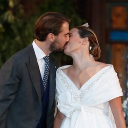 Felipe de Grecia y Nina Flohr dándose un beso en su boda