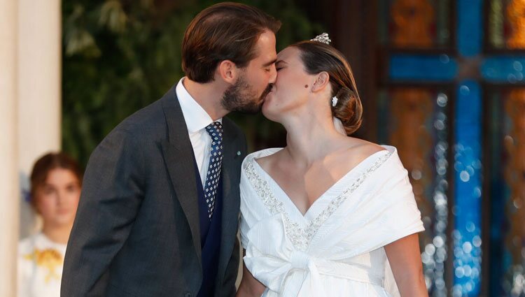 Felipe de Grecia y Nina Flohr dándose un beso en su boda