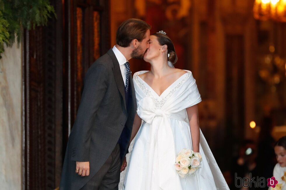 Felipe de Grecia y Nina Flohr besándose en su boda