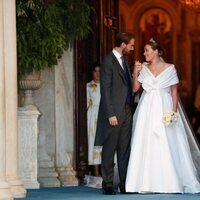 Felipe de Grecia y Nina Flohr se miran enamorados en su boda