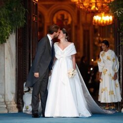 Felipe de Grecia y Nina Flohr se dan un beso en su boda
