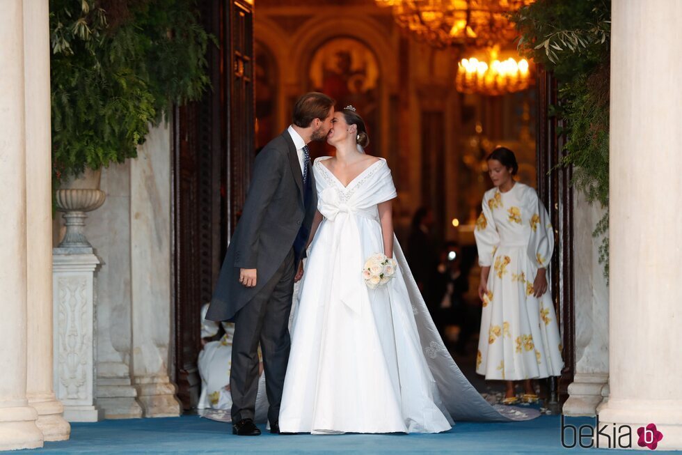 Felipe de Grecia y Nina Flohr se dan un beso en su boda