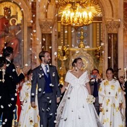 Felipe de Grecia y Nina Flohr bajo pétalos de rosa en su boda