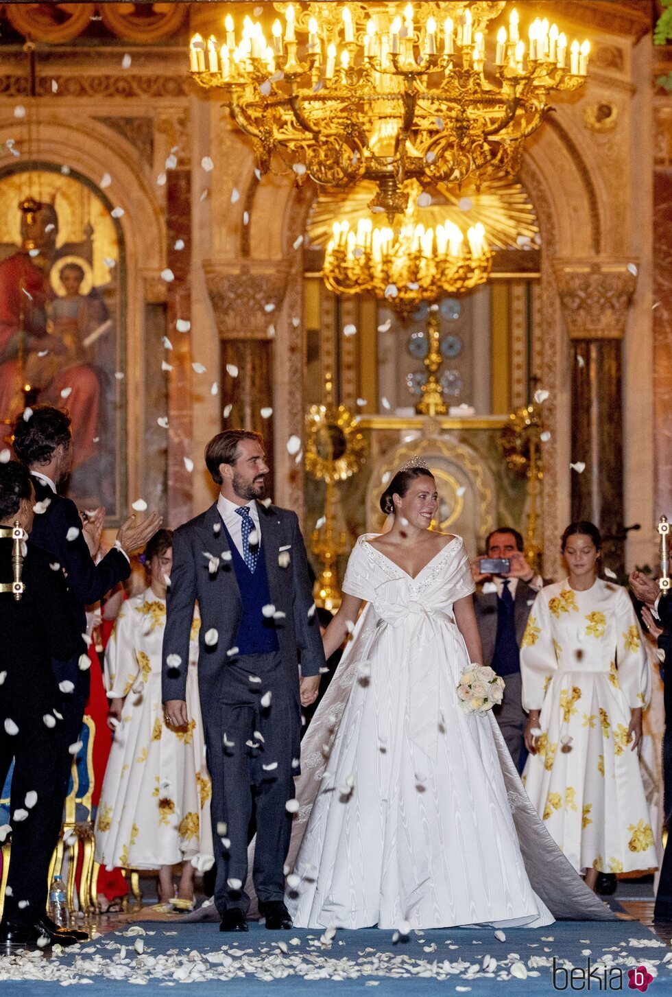 Felipe de Grecia y Nina Flohr bajo pétalos de rosa en su boda