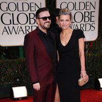 Ricky Gervais y Jane Fallon en la alfombra roja de los Globos de Oro 2012