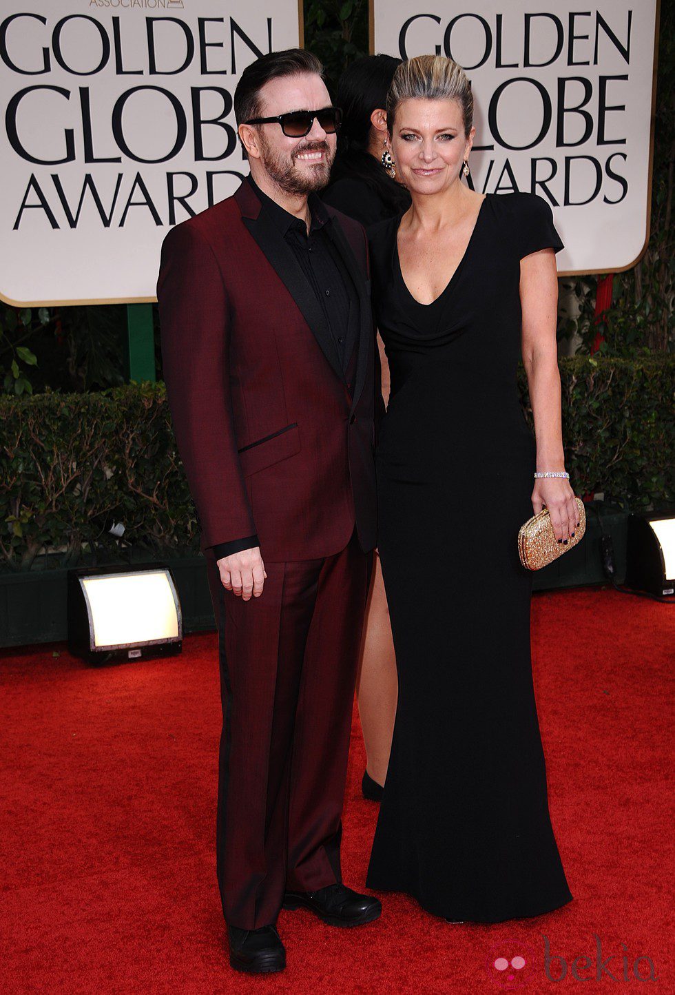 Ricky Gervais y Jane Fallon en la alfombra roja de los Globos de Oro 2012