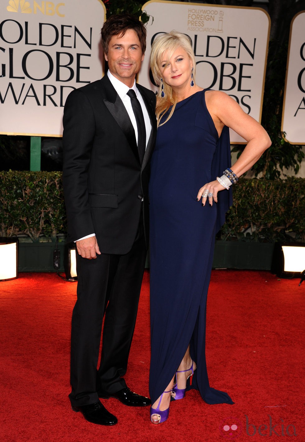 Rob Lowe y Sheryl Berkoff en la alfombra roja de los Globos de Oro 2012