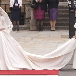 Pippa Middleton ayuda a su hermana la Duquesa de Cambridge con el vestido de novia