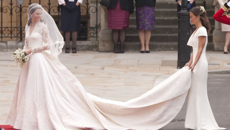 Pippa Middleton ayuda a su hermana la Duquesa de Cambridge con el vestido de novia