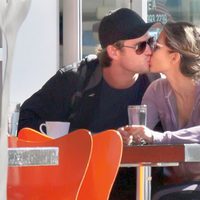 Elsa Pataky y Chris Hemsworth besándose