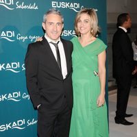 Jon Sistiaga y Lourdes Maldonado en la gala promocional de Euskadi en Fitur