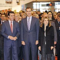 Los Príncipes de Asturias y el ministro de Industria en la inauguración de Fitur