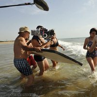 Adriana Ugarte rodando 'El tiempo entre costuras' en las playas de Tánger