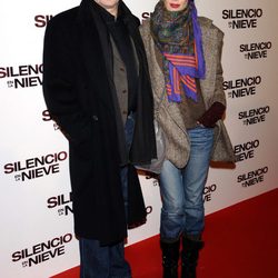 Juanjo Puigcorbé y Lola Marceli en el estreno de 'Silencio en la nieve' en Madrid