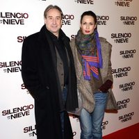 Juanjo Puigcorbé y Lola Marceli en el estreno de 'Silencio en la nieve' en Madrid