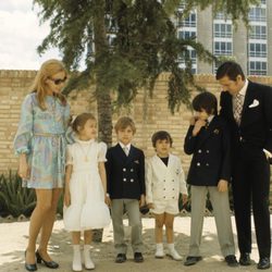 Carlos Larrañaga y María Luisa Merlo con sus hijos en la comunión de Amparo Larrañaga