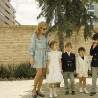 Carlos Larrañaga y María Luisa Merlo con sus hijos en la comunión de Amparo Larrañaga