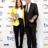 Elena Anaya y José Coronado con su galardón en los Premios José María Forqué 2012