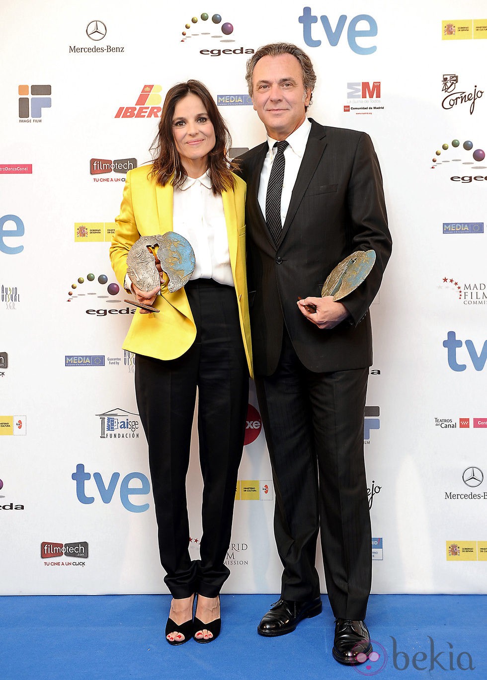 Elena Anaya y José Coronado con su galardón en los Premios José María Forqué 2012