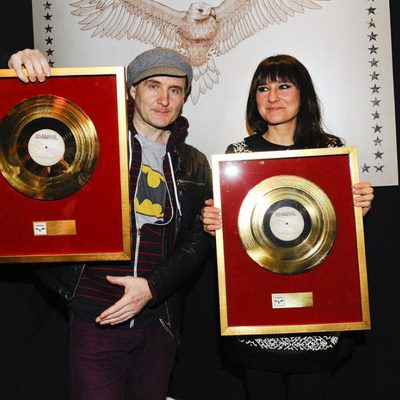 Amaral recoge el triple Disco de Oro por 'Hacia lo salvaje'