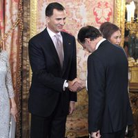 Mariano Rajoy hace la reverencia al Príncipe Felipe en la cena de gala al presidente de Perú