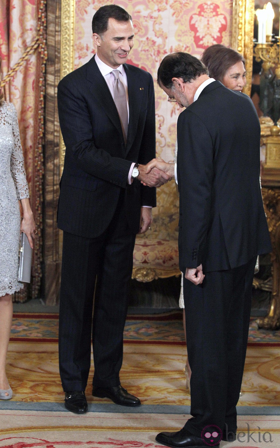 Mariano Rajoy hace la reverencia al Príncipe Felipe en la cena de gala al presidente de Perú
