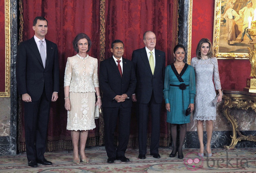 Los Reyes, los Príncipes, el presidente de Perú y su esposa en la cena de gala