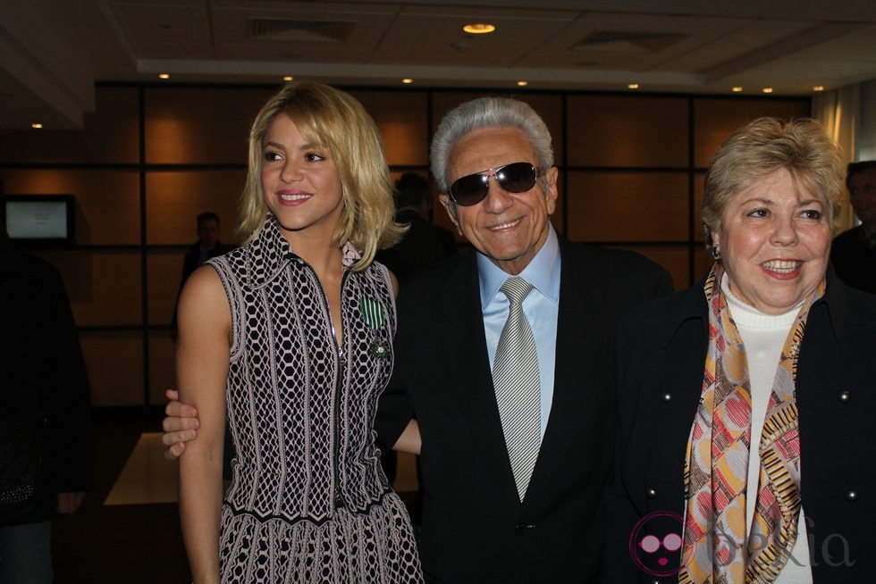 Shakira con sus padres Nidia y William Mebarak