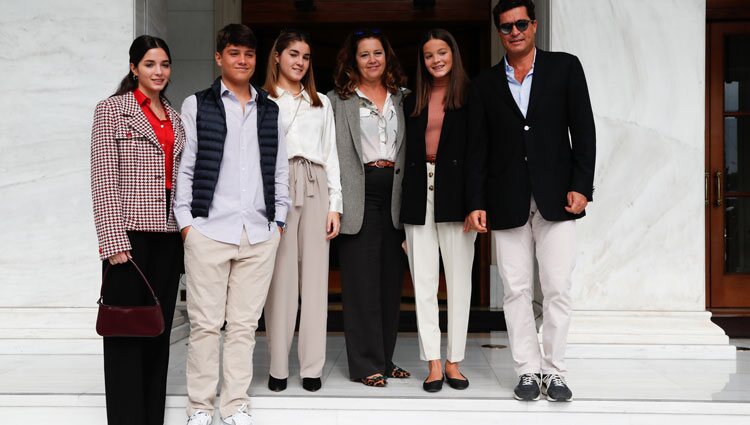 Alexia de Grecia y Carlos Morales con sus hijos en el almuerzo posterior a la boda de Felipe de Grecia y Nina Flohr