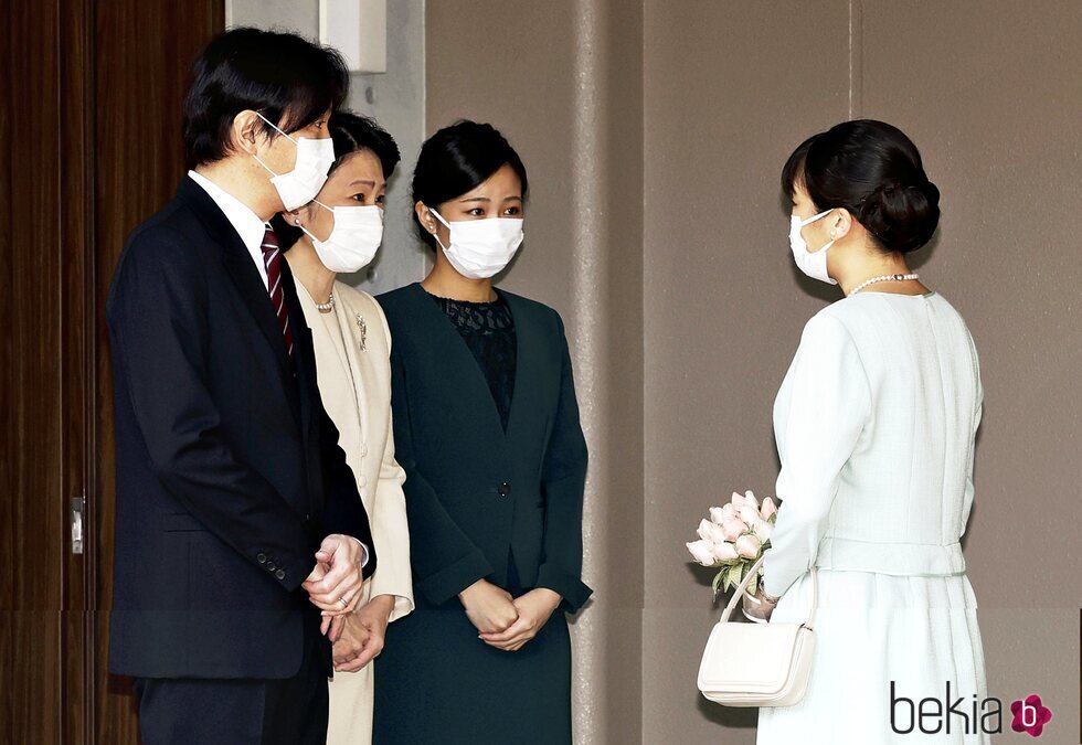 Mako de Japón se despide de sus padres y su hermana Kako de Japón antes de su boda con Kei Komuro