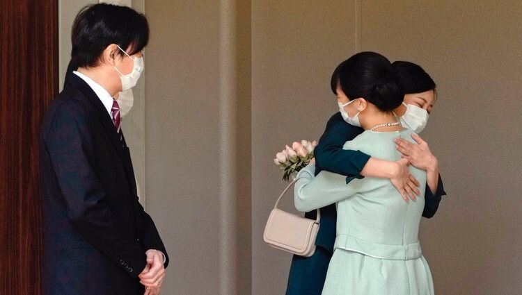 Mako y Kako de Japón se despiden con un tierno abrazo antes de la boda de Mako de Japón y Kei Komuro
