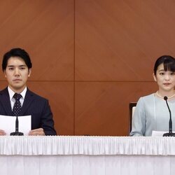 Mako de Japón y Kei Komuro en la rueda de prensa celebrada tras su boda