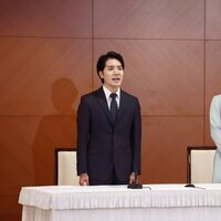 Mako de Japón y Kei Komuro en la rueda de prensa que concedieron tras su boda