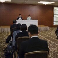 Mako y Kei Komuro en la conferencia de prensa que ofrecieron tras su boda
