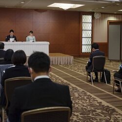 Mako y Kei Komuro en la conferencia de prensa que ofrecieron tras su boda
