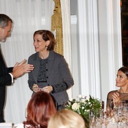 Los Reyes Felipe y Letizia aplauden a Anne Applebaum en la entrega del Premio Francisco Cerecedo a Anne Applebaum