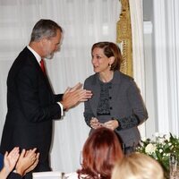 Los Reyes Felipe y Letizia aplauden a Anne Applebaum en la entrega del Premio Francisco Cerecedo a Anne Applebaum