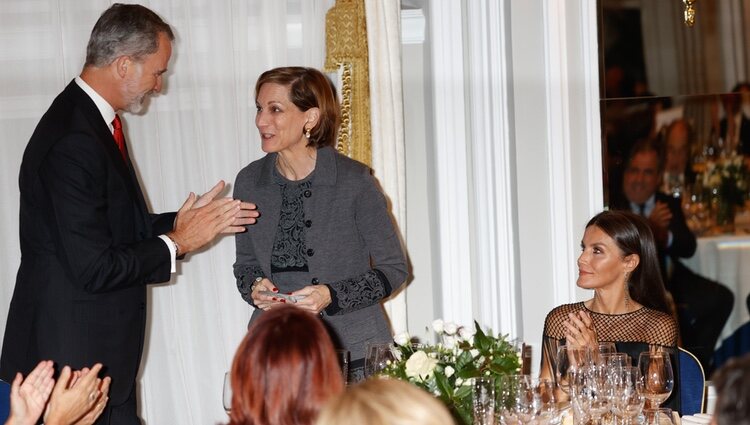 Los Reyes Felipe y Letizia aplauden a Anne Applebaum en la entrega del Premio Francisco Cerecedo a Anne Applebaum