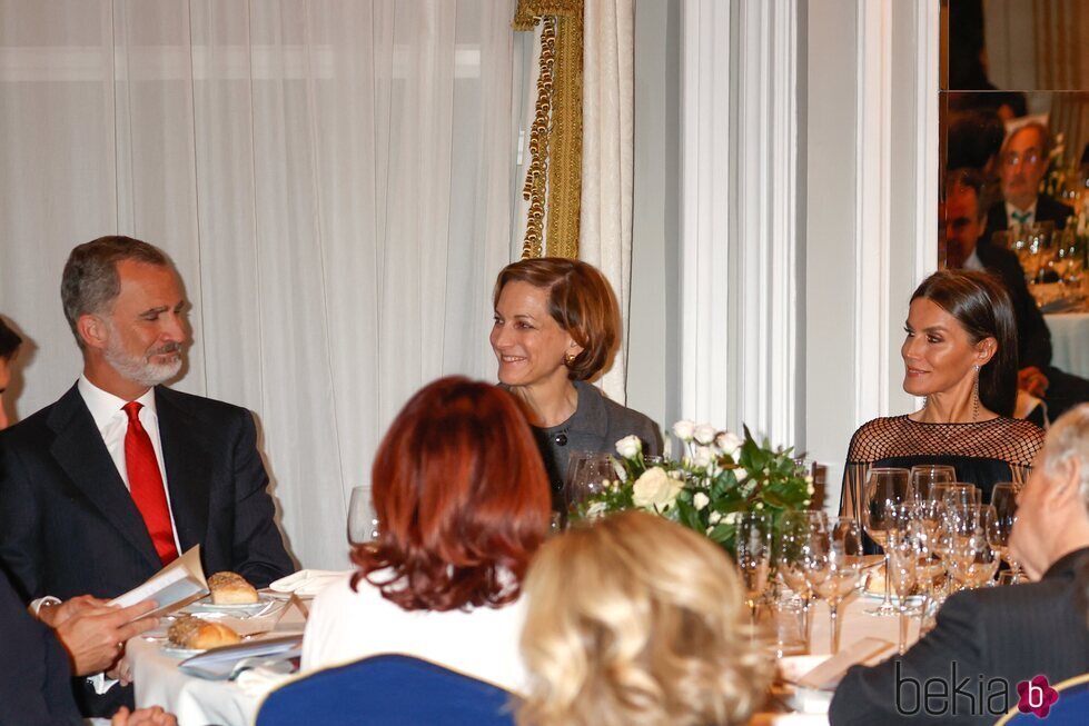Los Reyes Felipe y Letizia con Anne Applebaum en la entrega del Premio Francisco Cerecedo a Anne Applebaum
