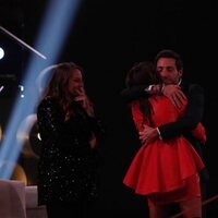 Antonio David Flores abrazándose con Olga Moreno tras 'GH VIP 7' bajo la atenta mirada de Rocío Flores