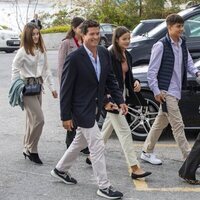 Alexia de Grecia y Carlos Morales con sus cuatro hijos en el almuerzo posterior a la boda de Felipe de Grecia y Nina Flohr