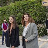 Alexia de Grecia y su hija Amelia Morales en el almuerzo posterior a la boda de Felipe de Grecia y Nina Flohr