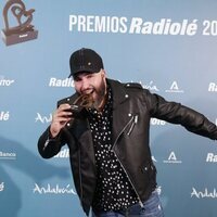 Kiko Rivera posa divertido con su galardón en los Premios Radiolé 2021